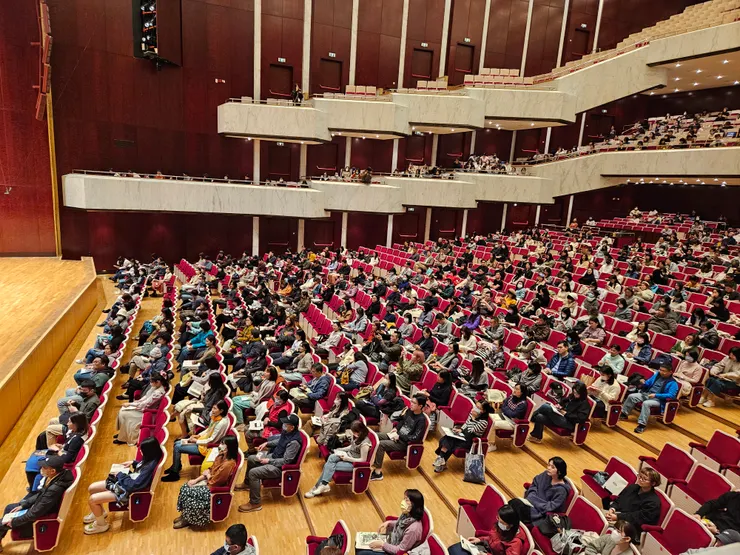 主辦單位採梅花座的方式安排，為的是減少鄰座可能對閱讀產生的干擾。
