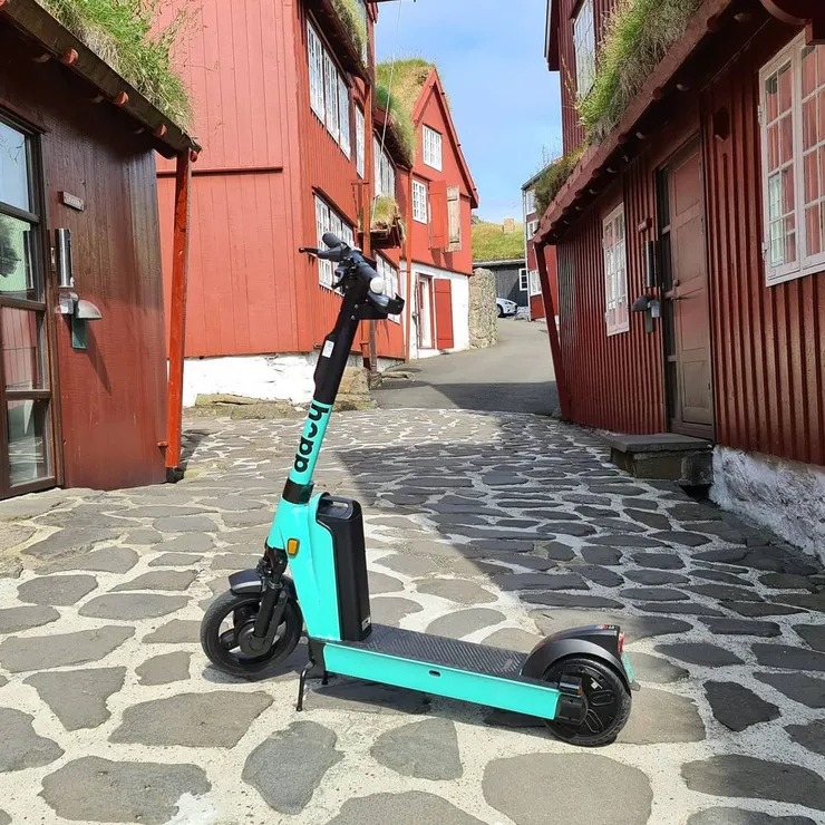 Hopp隨時會出現在路邊，港口風很大都是躺在地上。圖片來自於Hopp官網。