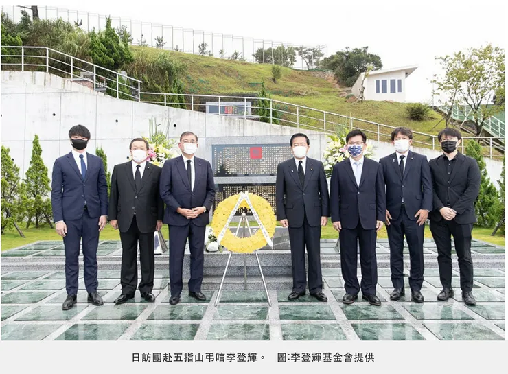 2022年7月30日，時任無任所大使的林佳龍（右三）陪同石破茂（左三）、浜田靖一（左二）、長島昭久（右四）等人弔唁李登輝前總統（照片來源：李登輝基金會）