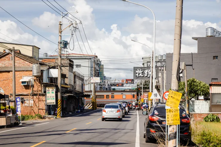 從花壇進到番花路會先遇到花壇車站旁的平交道