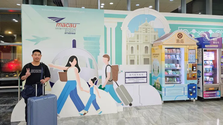 這是9月20日星期六早上剛抵達澳門國際機場的我!