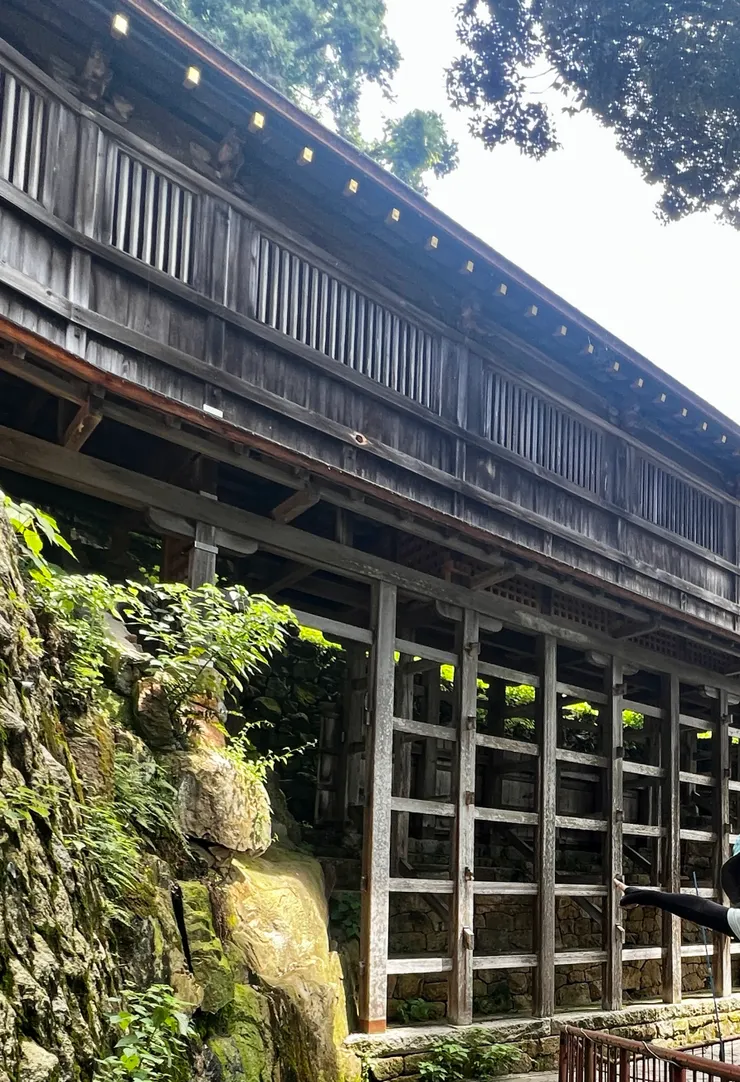 舟廊下的支撐建築，感覺上就是一個小清水舞台