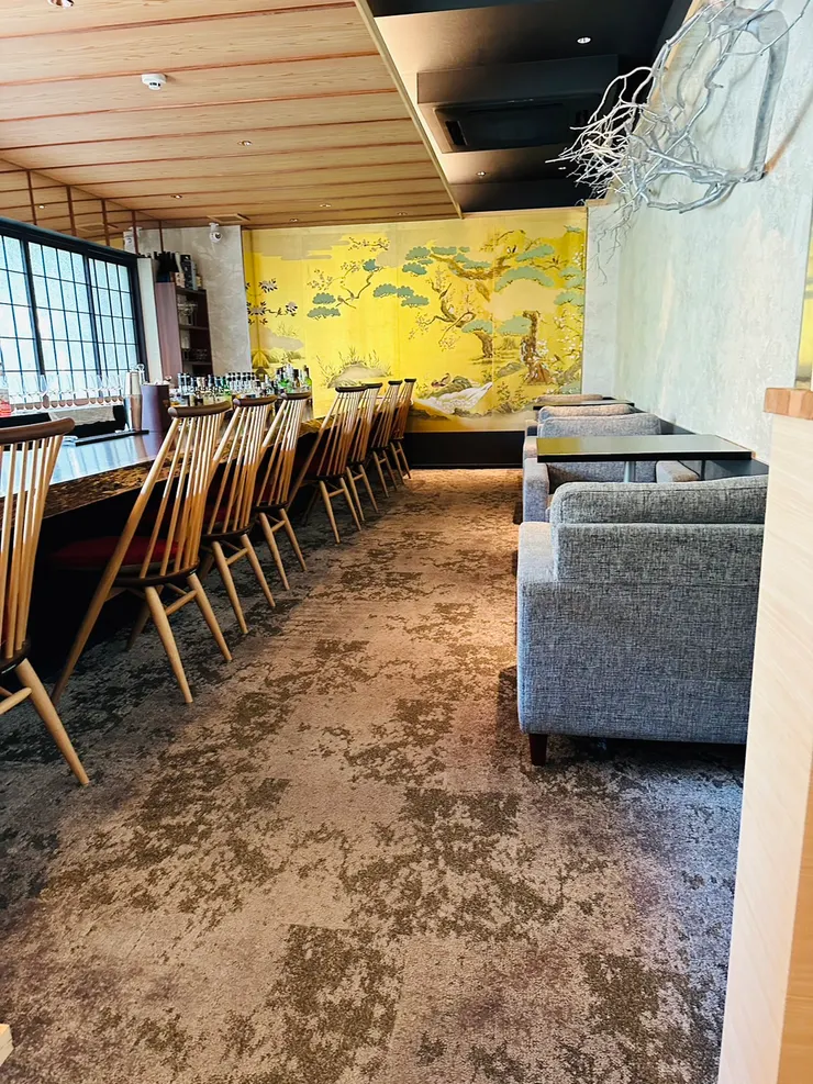 酒吧有吧台區一般四人桌!!