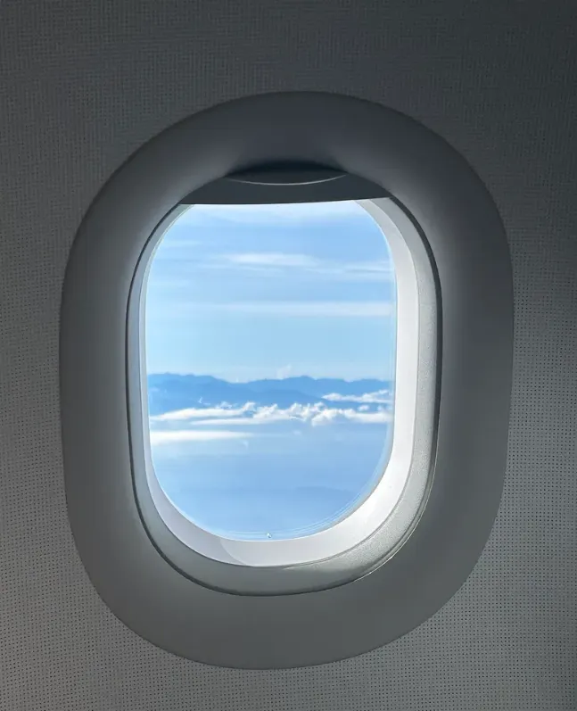 坐飛機看向窗外,五味雜陳的情緒難以言喻~