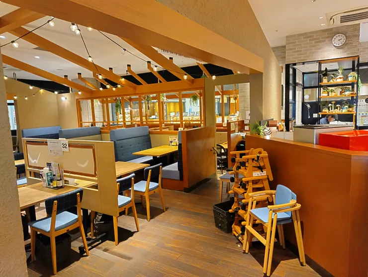 店內環境，兒童座椅很多