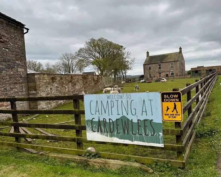 後面的房子是農場主人家