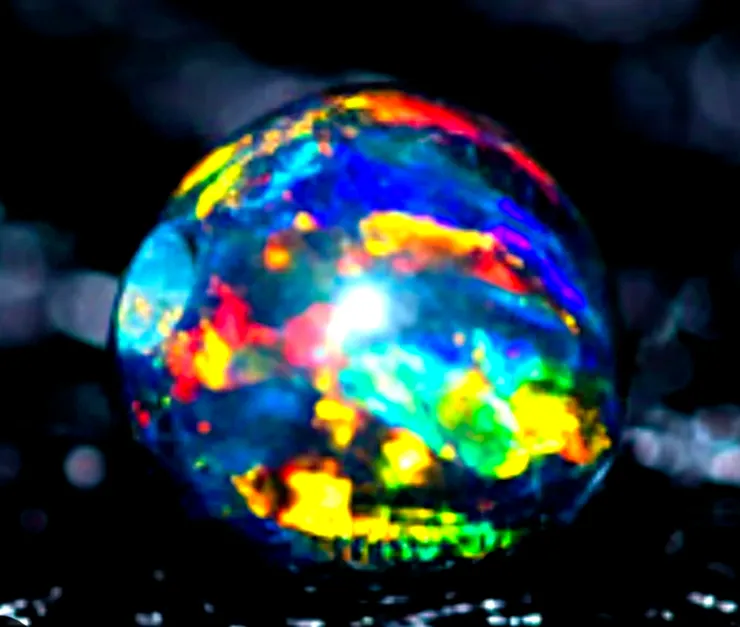 文中的星砂石，現代是合成寶石，但在文中示意的是黑歐珀