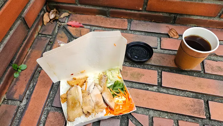 導遊協會今天幫忙代訂的大雞腿便當!一個只要100元超讚!