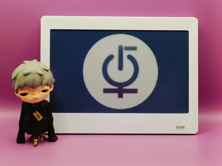 來源：2496 卓越 LOGO (公仔自備)