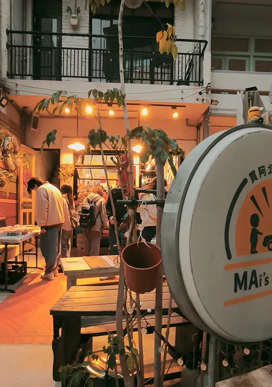 店內有汽車的小模型