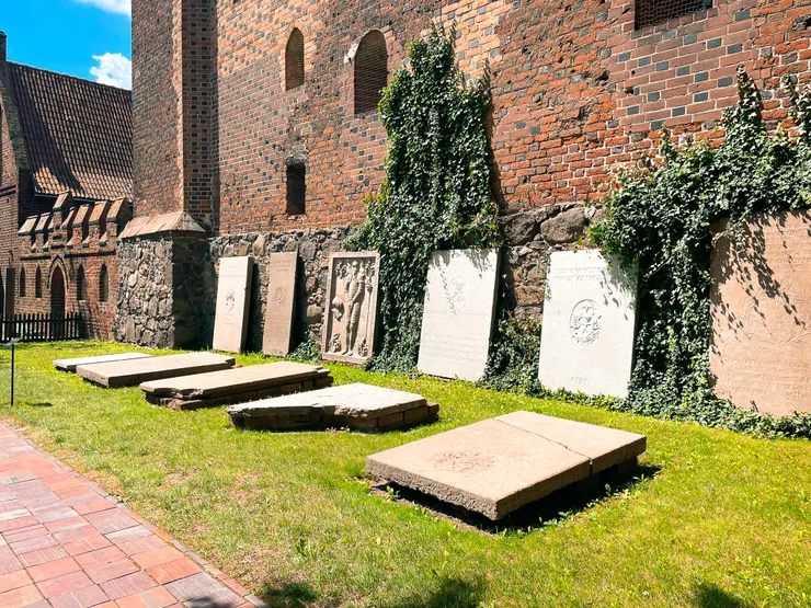 前往禮拜堂的小院落