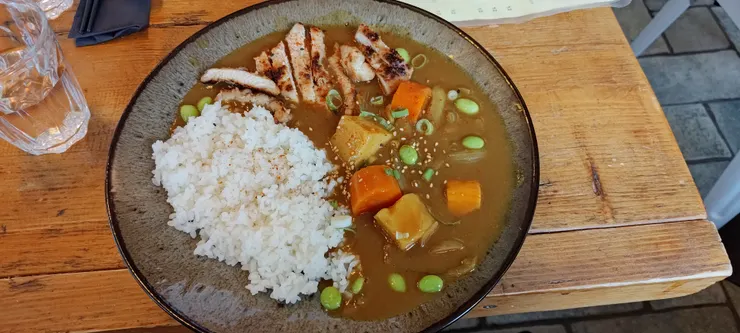 蠻道地的咖哩飯，但分量好少