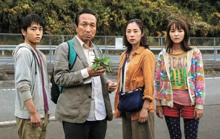 電影最後停留在一家人在流浪時拍的照片 代表曾經發生過如流浪漢般骯髒、憔悴的面容。那段流浪經驗仿佛一場遊戲，或者一場電影看完只能以記憶封存。