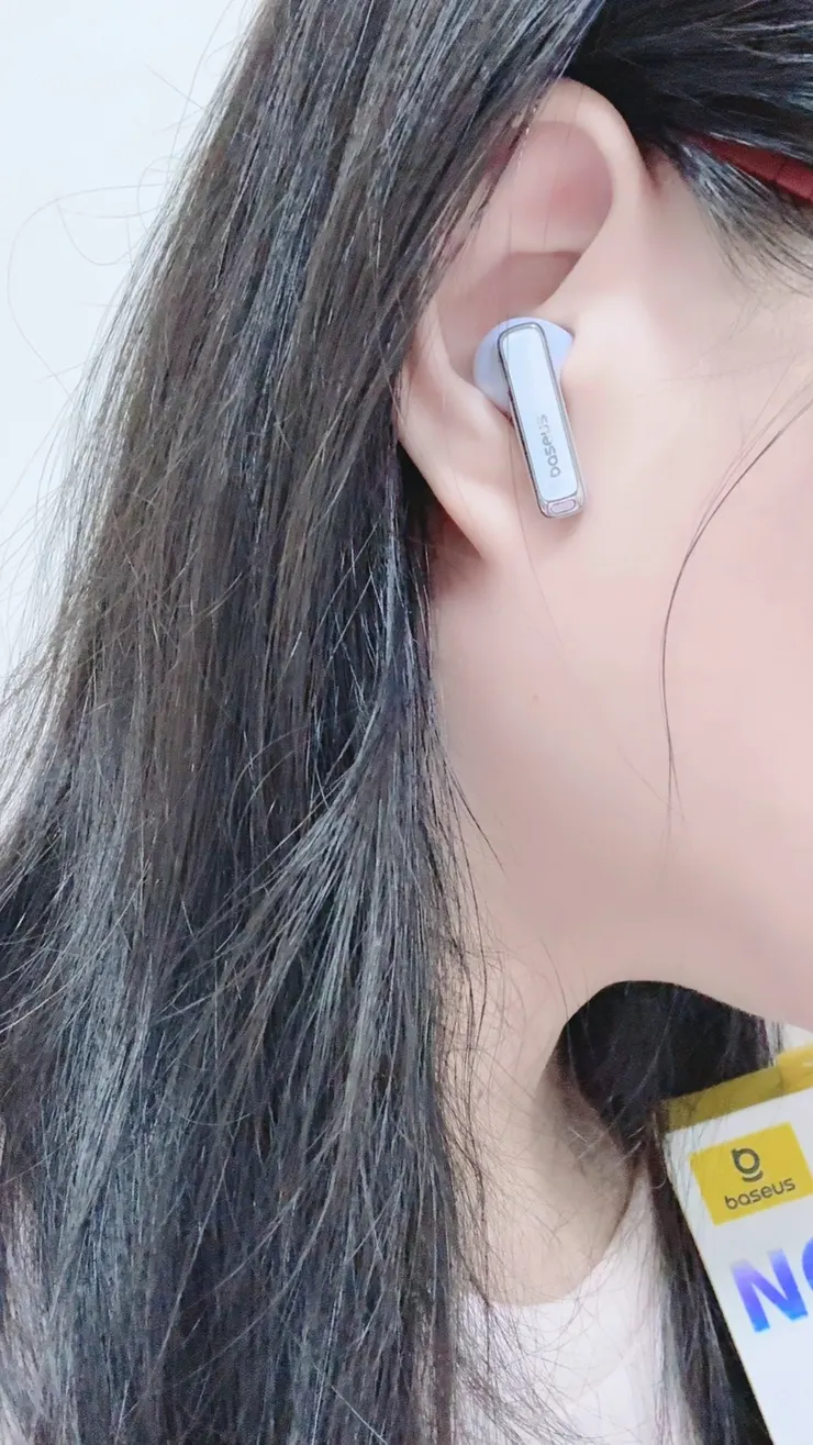 寫文章時我喜歡聽聲音，直播時，有耳機，更方便