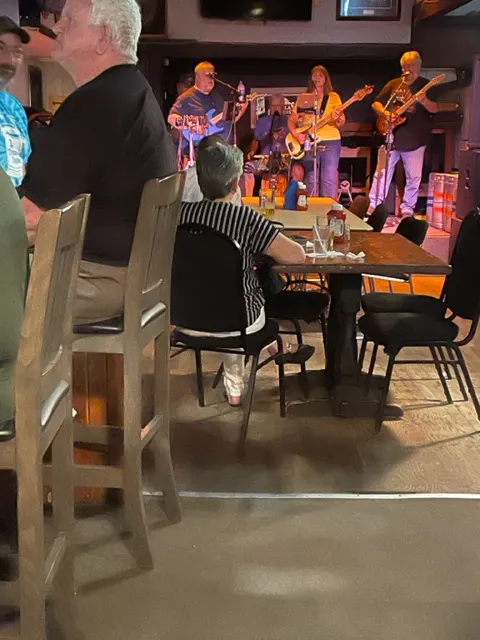 酒館裡還有真人樂隊表演