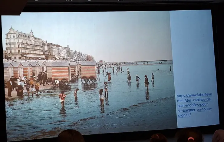 換泳裝要在海上的移動更衣車(Bathing machine)裡面換,換完直接從馬車上下水,因為當時女性露出手腳被視為不禮貌。有夠麻煩啊!!