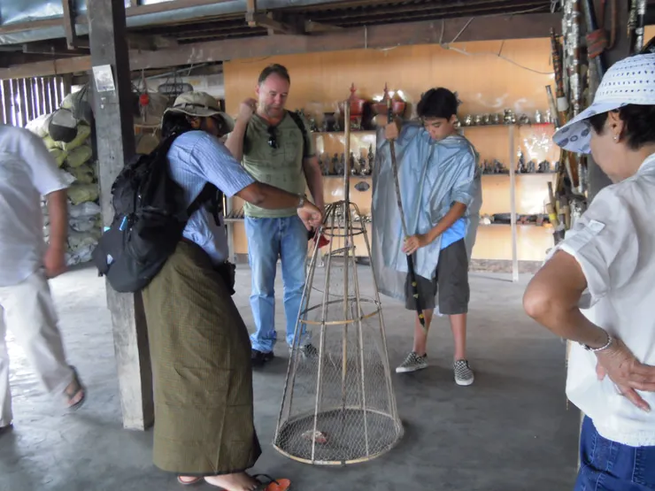 參觀鐵匠工廠的西方人