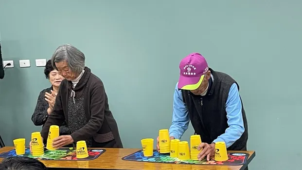 現場高齡選手進行疊盃比賽,一較高下。