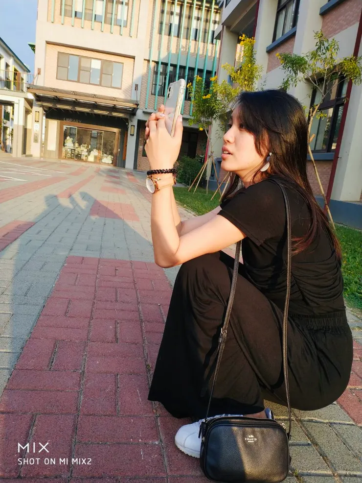 幾年前的我與母校建築物😍