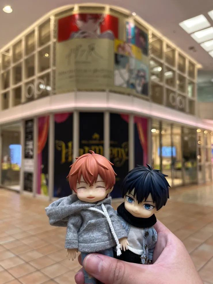 マルイシティ横浜外的展覽主視覺和娃娃們