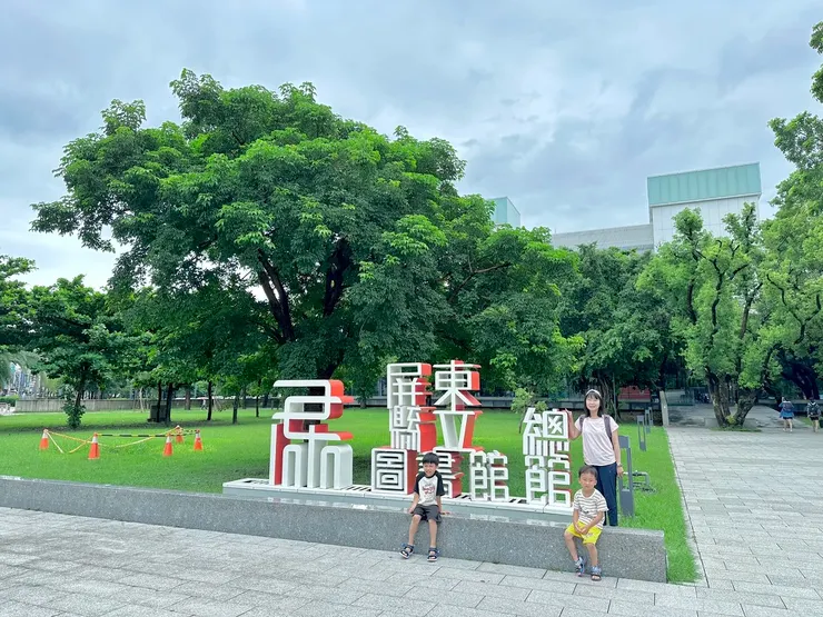 50年的老樟樹幾乎完全隱蔽了後方建築，屏東總圖是全台第一座森林系圖書館