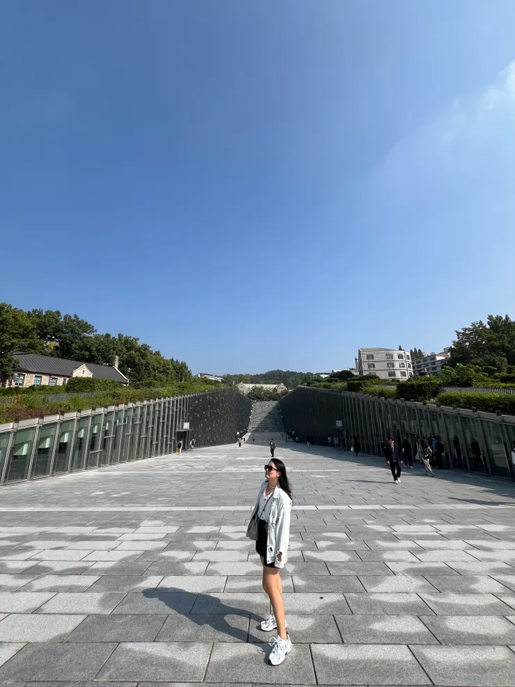 老公用0.5倍拍，腿有夠不真實XD 然後我就穿著這樣去爬南山公園，不過看到首爾當地人也都是洋裝＋跟鞋在爬，我想是滿融入當地的XDD