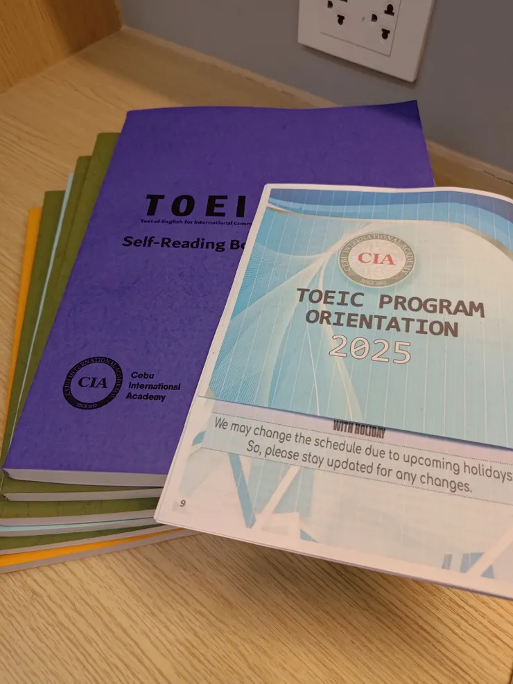 厚厚的一疊教科書