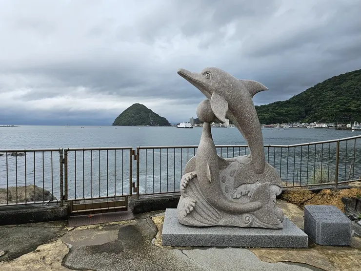 動畫及MV中多次出現的雕像與遠處的淡島合影，天氣好的話能看到完整的富士山