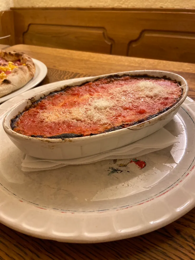 超燙的千層麵，很簡單的番茄醬、起司、麵，但就是很好吃