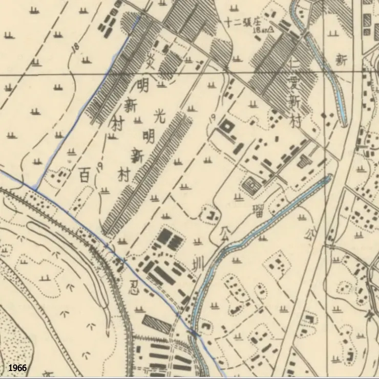 1966年地形圖上可見三座新村，四週都是農田。十二張東支線從炎明新村後方流過