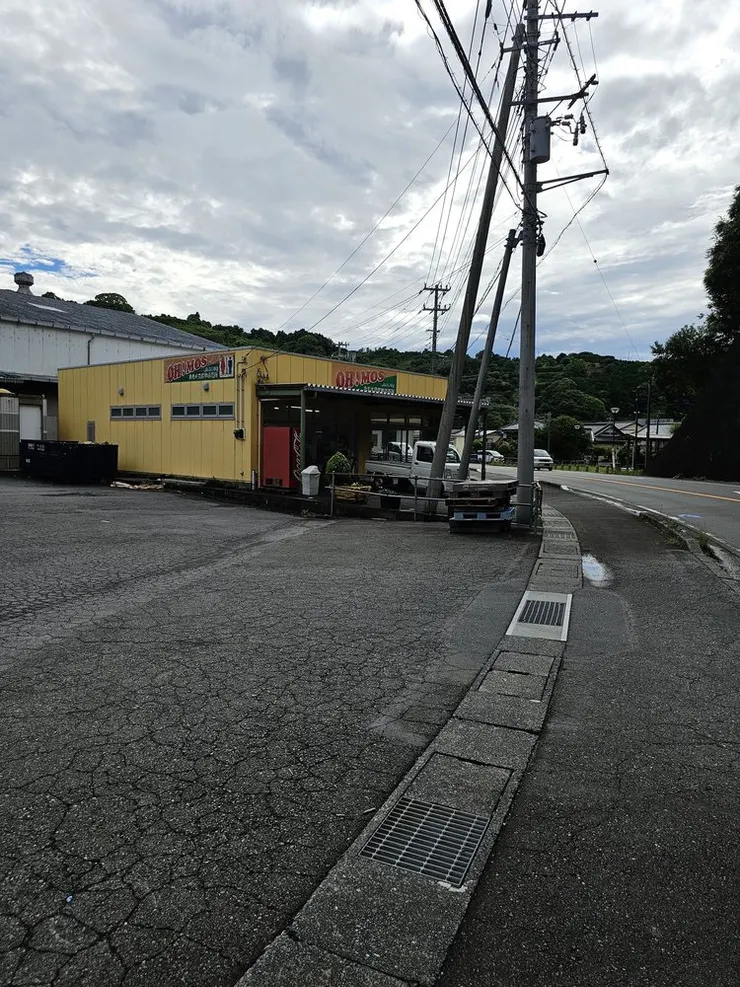 看到OH!MOS了，這是一個當地農協的販賣所，有賣很多合作商品(其實大部分東西都能在沼津的其他地方買到，不過會稍貴一點)，有名的壽太郎蜜柑(上面有印千歌圖案的合作包裝)就能在這裡買到，不過夏天不是橘子的季節啊(傷心