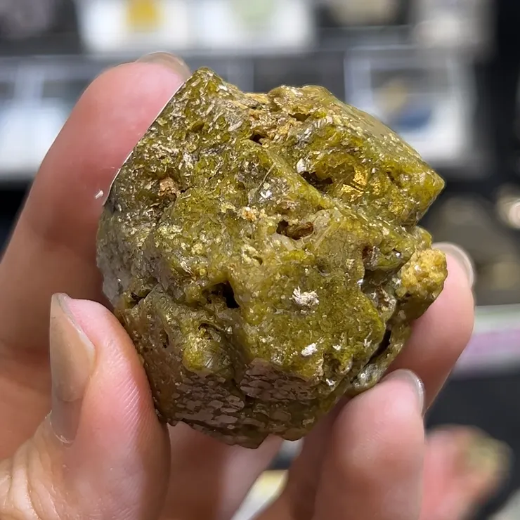 馬里的溶蝕石榴石型態很好，尺寸很合手。