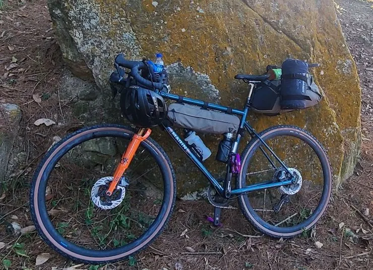 我也試過在座管包(蟲蛹包)旁加掛貨架，但是不太穩固，承重也有上限，不能說是最佳方案。