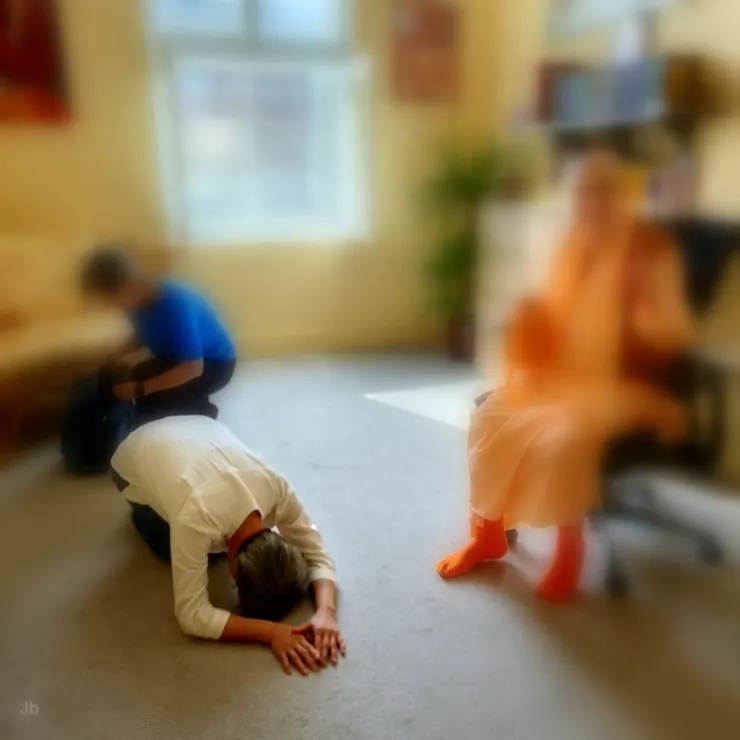 【十點鐘到蘇莎蘭小屋向Guru辭行！先敬拜神壇。】