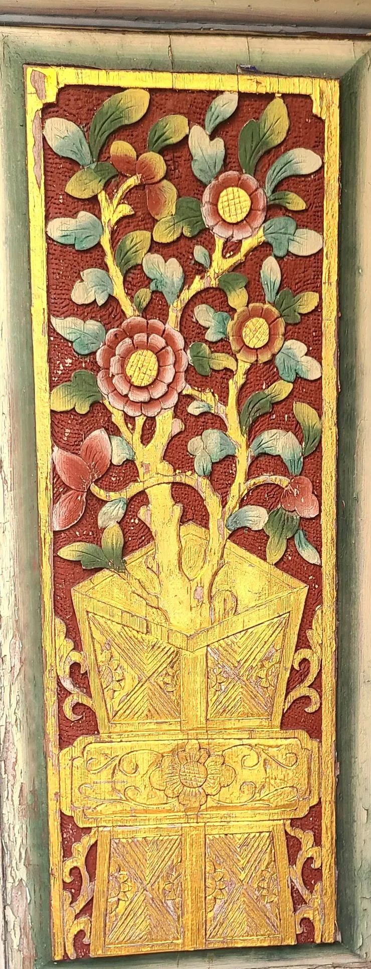 茶花圖樣與花瓶。(CaCa於台南陳德聚堂拍攝)。