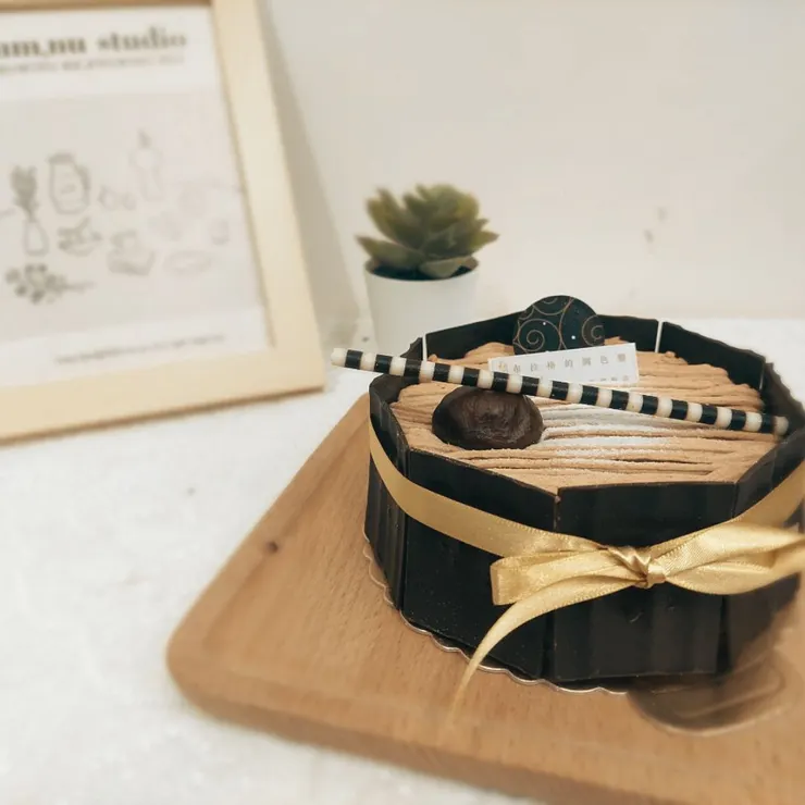 教會妹妹晚上特地騎車送來的生日蛋糕，好美捨不得吃(栗子口味好吃！)