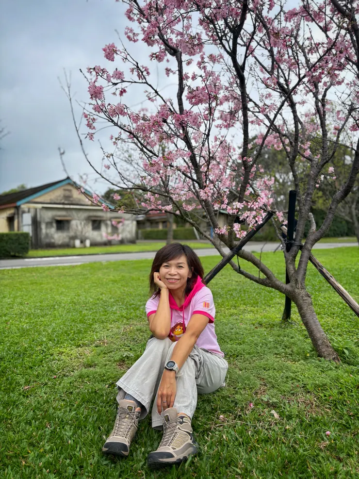 大草原上，三月初仍可賞櫻，背後遠方就是舊美國宿舍