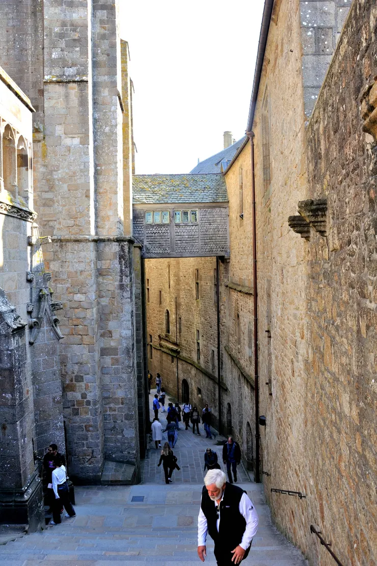 【跨進國王門石坂與階梯步步高升 曩昔平民貴族聖職人員層級分明！來到教堂、修道院區！】