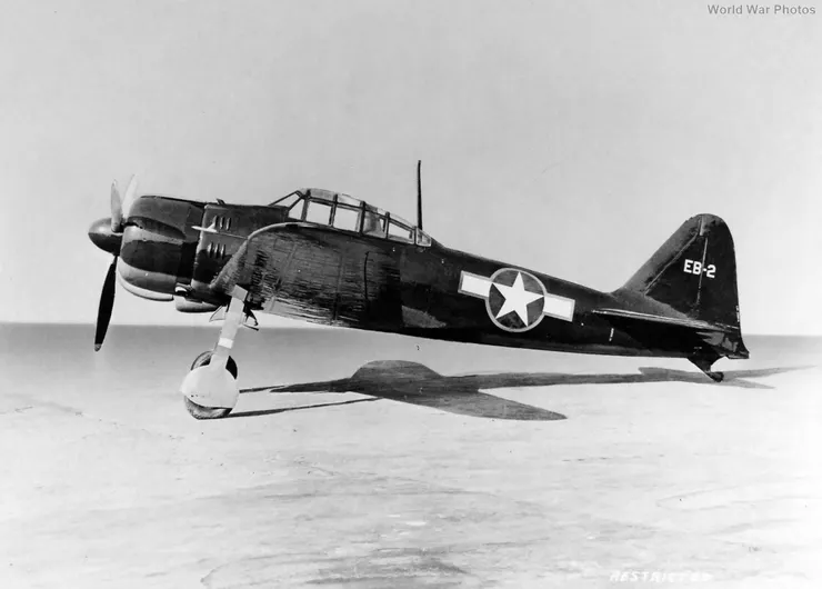 經柯蒂斯—萊特公司修復後，已換上美國陸航標記及 EB-2 機尾序列號的 3372號。相片背景按戰時審查被人工抹除，推斷拍攝於萊特基地（Wright Field） © US Army Air Corps