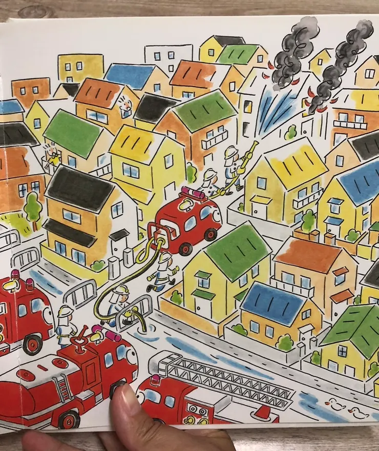 真正身臨險境時，卻發現巷子狹小，只有小小咿能鑽進巷子裡，成為能夠撲滅火勢，發揮關鍵作用的大英雄。