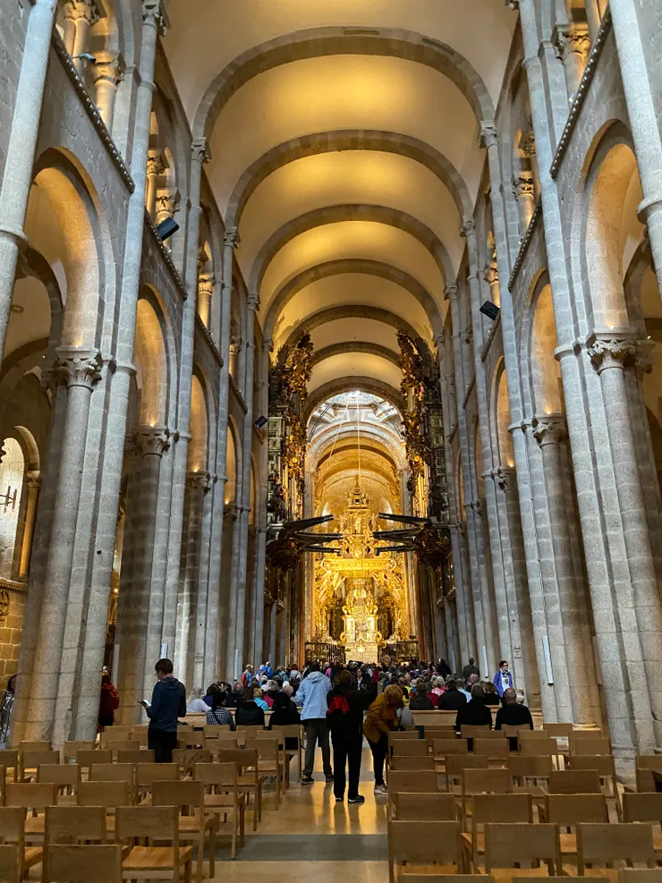 10點抵達參加12點的彌撒還可以找到位子，11點就滿席了