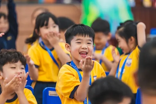 孩子踴躍地向父母送上飛吻