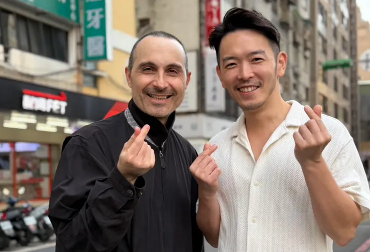 鋼琴家安東尼奧・龐帕巴爾迪（左）首度來台參與台灣鋼琴家嚴俊傑（右）主辦的2026國際大師鋼琴藝術節。（李欣恬攝影）