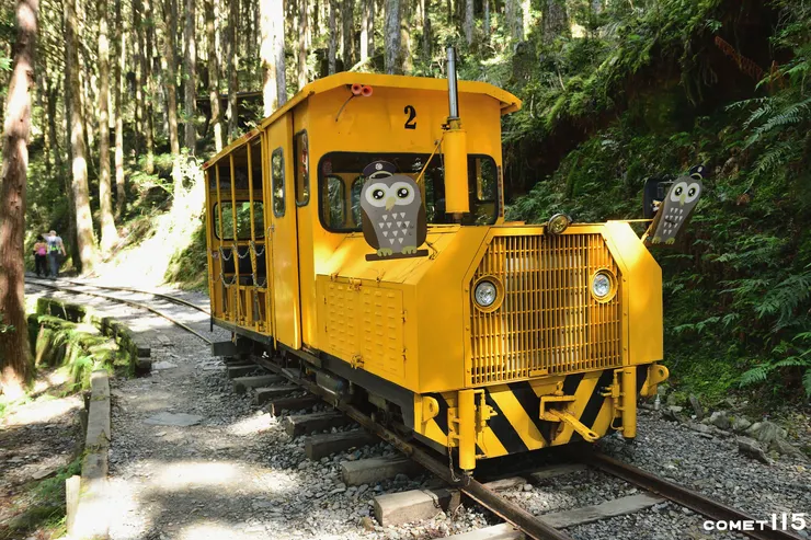 轉車盤後方還擺著一輛柴油機車，這裡開始是純步道的起點，但步道里程卻已是從車站起算200公尺(往終點方向拍)