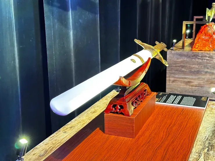 1978年趙明／敏（汪明荃）用過的倚天劍？