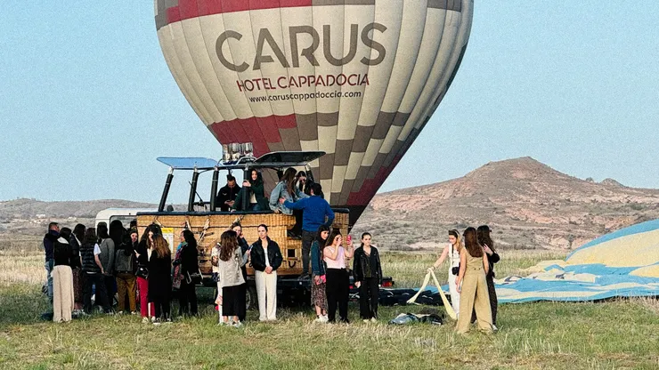 停妥後，從熱氣球籃子下來