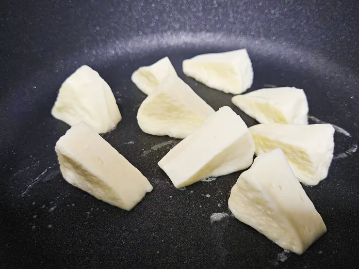 象牙白，軟而具彈性的乳酪塊。