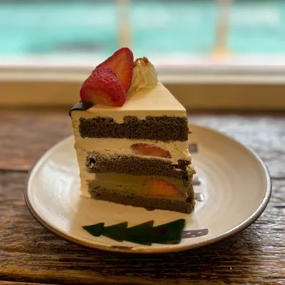 風雨咖啡：草莓季限定的焙茶戚風，溫潤木質調的午後