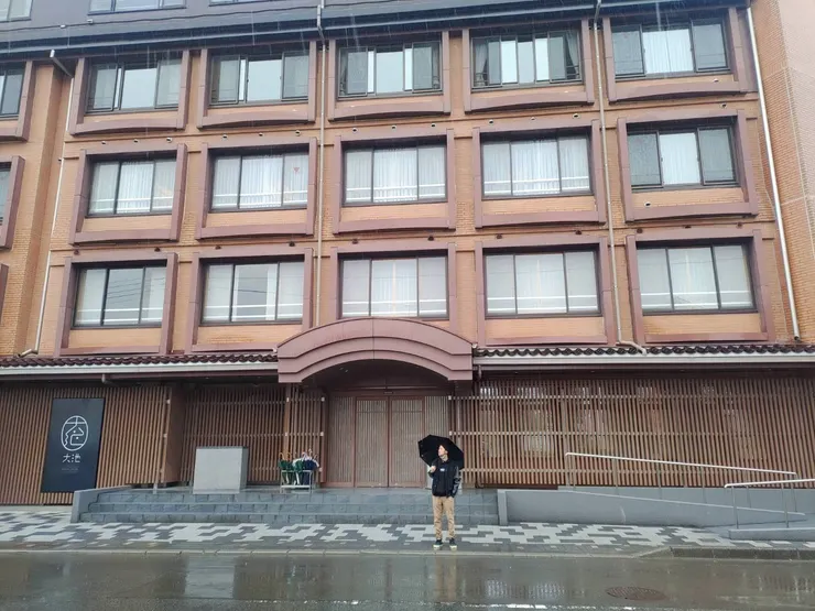 於湯霧富士之宿大池飯店門口