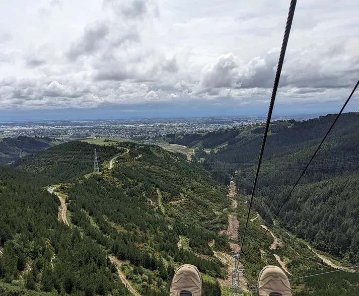 到達山頂的纜車接駁處，免費搭纜車下山